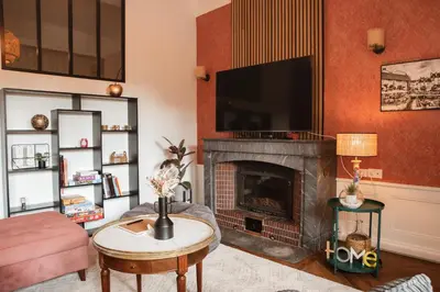 Télévision ou salle de divertissement dans l'établissement Au Formi'Dole, terrasse avec vue canal