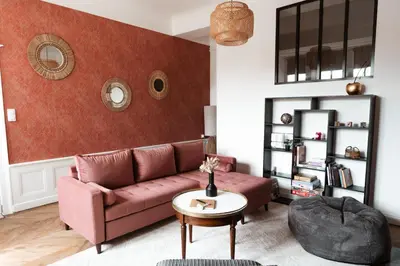 Coin salon dans l'établissement Au Formi'Dole, terrasse avec vue canal
