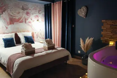Un ou plusieurs lits dans un hébergement de l'établissement Rose & Blue Spa proche Chalon S/Saône et Beaune