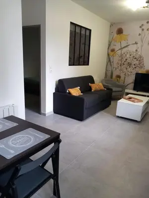 Coin salon dans l'établissement La cour fleurie, tout confort