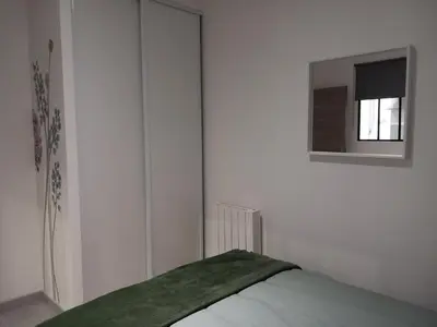 Un ou plusieurs lits dans un hébergement de l'établissement La cour fleurie, tout confort