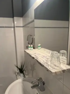Salle de bains dans l'établissement Le Téméraire Hôtel