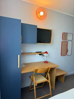 Télévision ou salle de divertissement dans l'établissement Le Téméraire Hôtel