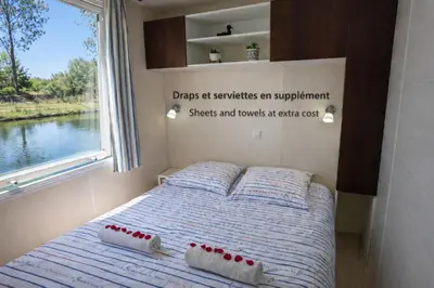 Un ou plusieurs lits dans un hébergement de l'établissement Cottage flottant Premium terrasse Jacuzzi privé en supplément près de Dijon