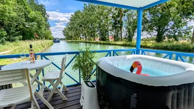 Balcon ou terrasse dans l'établissement Cottage flottant Premium terrasse Jacuzzi privé en supplément près de Dijon