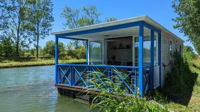 Vue sur la rivière ou le fleuve situé(e) à proximité de le bateau