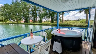 Vue sur la rivière ou le fleuve situé(e) à proximité de le bateau