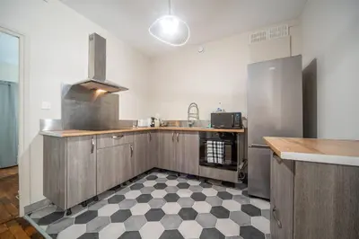Cuisine ou kitchenette dans l'établissement Appartement centre-ville 6 personnes