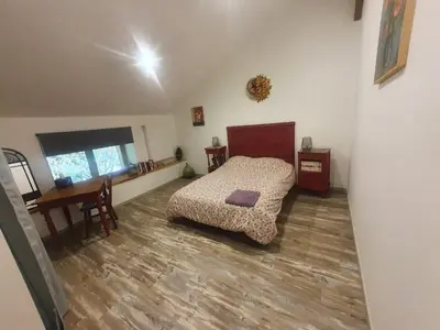 Un ou plusieurs lits dans un hébergement de l'établissement chambre indépendante