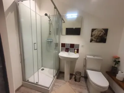 Salle de bains dans l'établissement chambre indépendante