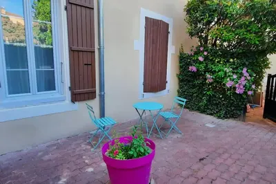 Jardin de l'établissement Charmant appartement centre ville avec cour