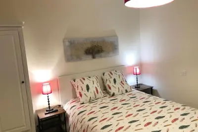 Un ou plusieurs lits dans un hébergement de l'établissement Charmant appartement centre ville avec cour