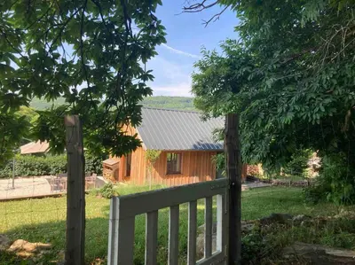 Jardin de l'établissement Chalet Au bois du Haut Folin