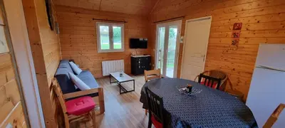 Télévision ou salle de divertissement dans l'établissement Chalets Etang sur Arroux