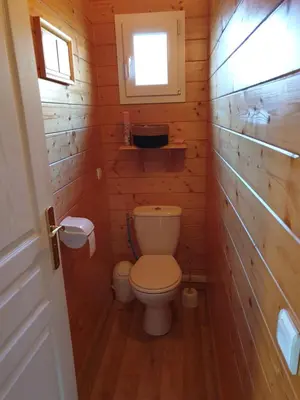 Salle de bains dans l'établissement Chalets Etang sur Arroux