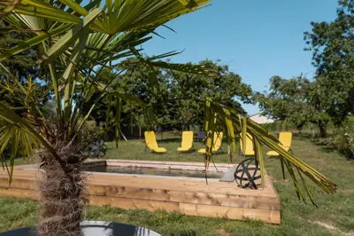 Jardin de l'établissement Ancien cuvage rénové au cœur du vignoble