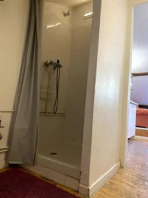 Salle de bains dans l'établissement Studio Orgelet-Lac de Vouglans