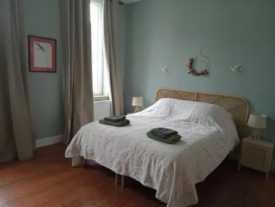 Un ou plusieurs lits dans un hébergement de l'établissement Big Townhouse In Paray Le Monial For 25 People