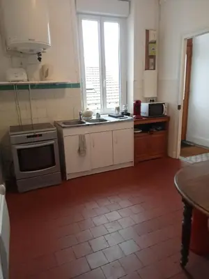 Cuisine ou kitchenette dans l'établissement Logement spacieux et lumineux