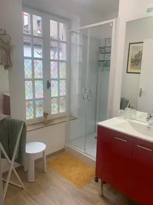 Salle de bains dans l'établissement L'ARCADE