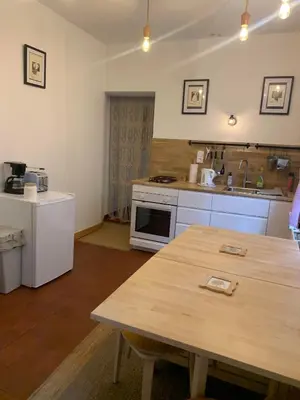 Cuisine ou kitchenette dans l'établissement L'ARCADE