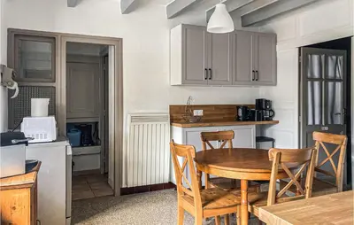 Cuisine ou kitchenette dans l'établissement 2 Bedroom Nice Home In Trambly