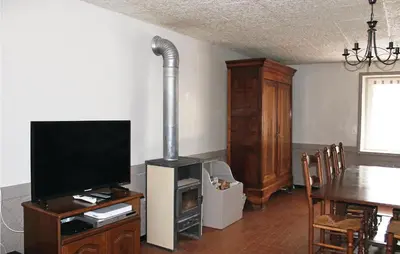 Télévision ou salle de divertissement dans l'établissement 2 Bedroom Nice Home In Trambly