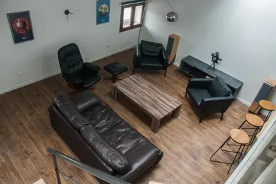 Coin salon dans l'établissement Le Cinoche, cocon sous les toits