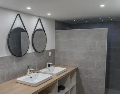 Salle de bains dans l'établissement Le Cinoche, cocon sous les toits