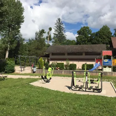 Aire de jeux pour enfants de l'établissement camping les pêcheurs