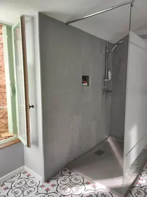 Salle de bains dans l'établissement Les Hirondelles et la glycine
