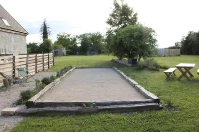 Jardin de l'établissement Les Blés Dorés maison 3 chambres et Les Graines de Lin maison 3 chambres, 2 gites indépendants avec moutons et piscine, à côté de Beaune