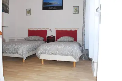 Un ou plusieurs lits dans un hébergement de l'établissement Grand Appartement a Maison sculptée