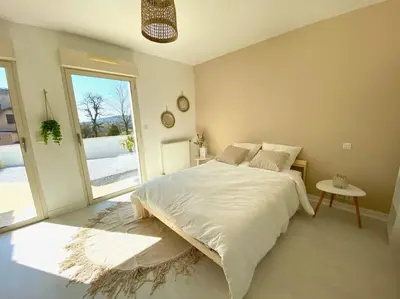 Un ou plusieurs lits dans un hébergement de l'établissement Villa avec piscine d'intérieur “ Losalia “