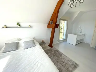 Un ou plusieurs lits dans un hébergement de l'établissement Villa avec piscine d'intérieur “ Losalia “