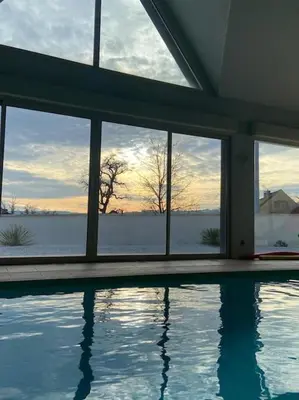 Piscine de l'établissement Villa avec piscine d'intérieur “ Losalia “ ou située à proximité