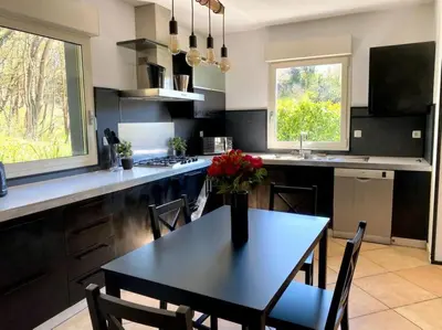 Cuisine ou kitchenette dans l'établissement Villa avec piscine d'intérieur “ Losalia “