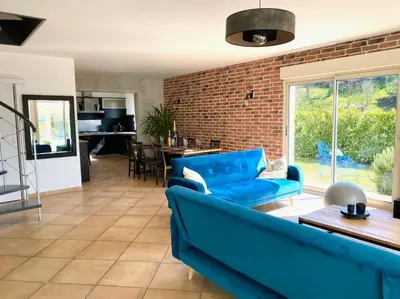 Coin salon dans l'établissement Villa avec piscine d'intérieur “ Losalia “