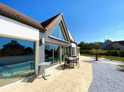 Piscine de l'établissement Villa avec piscine d'intérieur “ Losalia “ ou située à proximité