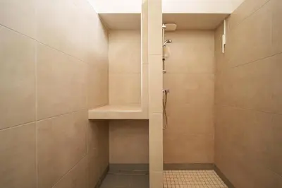 Salle de bains dans l'établissement Le Mont neuf - Chambres avec cuisine au coeur de la nature type Appart'Hotel - sanitaires communs