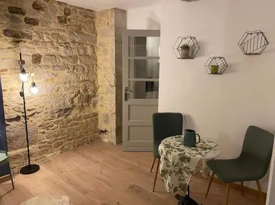 Coin salon dans l'établissement Nuits centre : superbe gîte rénové et climatisé