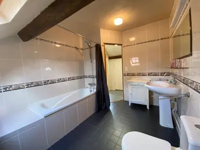 Salle de bains dans l'établissement Sint Lucas - Razou - lacs du Morvan