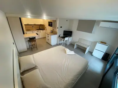 Cuisine ou kitchenette dans l'établissement Studio chez l habitant - CLIM - piscine - EV borne 22kW