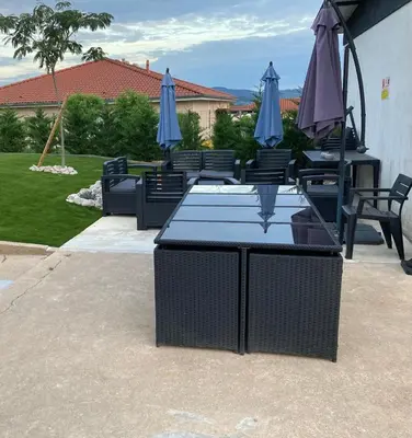 Jardin de l'établissement Studio chez l habitant - CLIM - piscine - EV borne 22kW