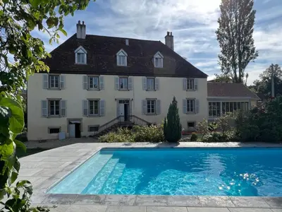 Piscine de l'établissement Le Clos Alice - Hôtel et Spa, Arbois ou située à proximité