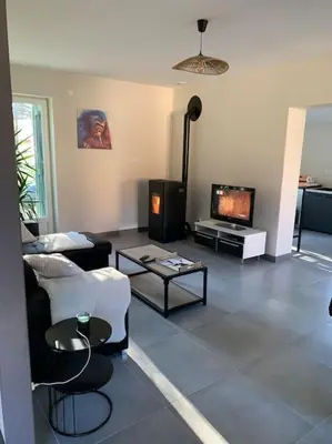 Télévision ou salle de divertissement dans l'établissement Maison au bord de rivière