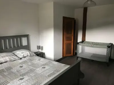 Un ou plusieurs lits dans un hébergement de l'établissement La Bétamotte: Maison entière avec piscine dans le parc du Morvan