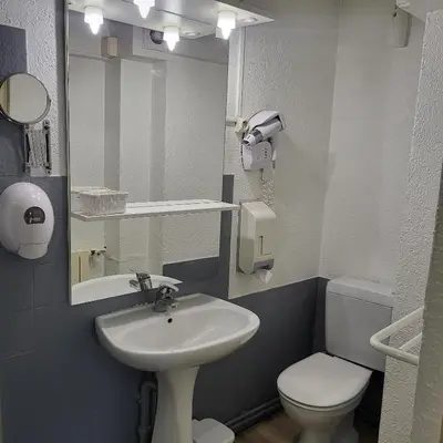 Salle de bains dans l'établissement GA location