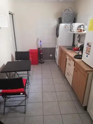 Cuisine ou kitchenette dans l'établissement chambre avec salle de bain privatisée avec petit déjeuner compris