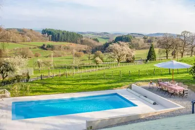 Piscine de l'établissement Manoir Des Chasseurs ou située à proximité